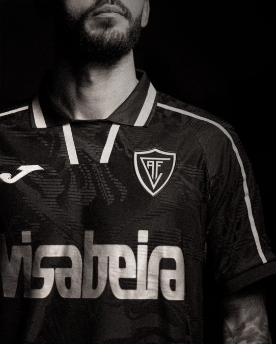 Académico de Viseu apresenta camisola comemorativa “Manto Negro”