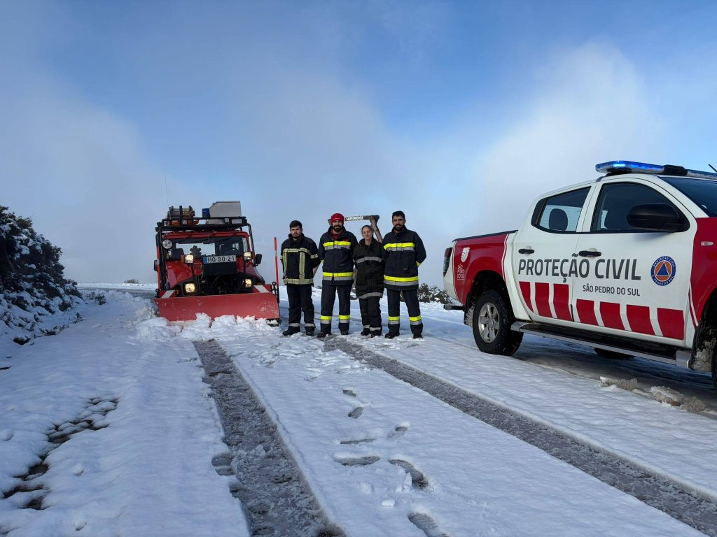 Bombeiros de Santa Cruz da Trapa no terreno para limpeza de neve1