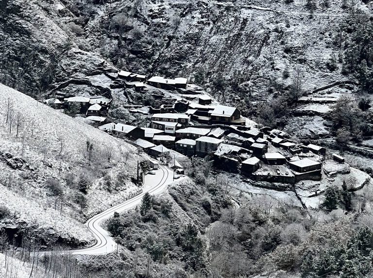 Neve cai na região de Viseu Dão Lafões e traz cenário de inverno