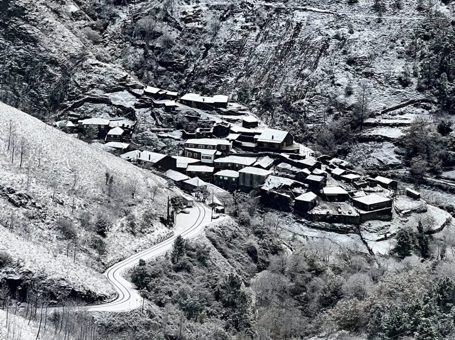 Neve cai na região de Viseu Dão Lafões e traz cenário de inverno