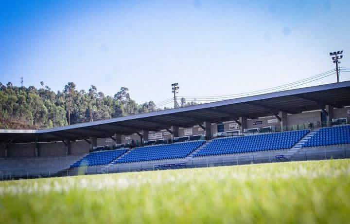 Arremesso de petardos dita jogo à porta fechada entre Rebordosa e Cinfães