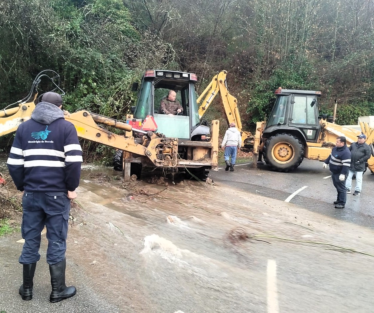Municipio de Resende corta circulação rodoviária na Rua do Enxertado devido a obstrução de linha de água